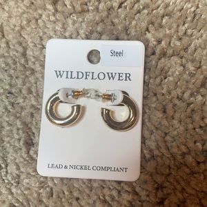 Wildflower gold hoop earrings ✨